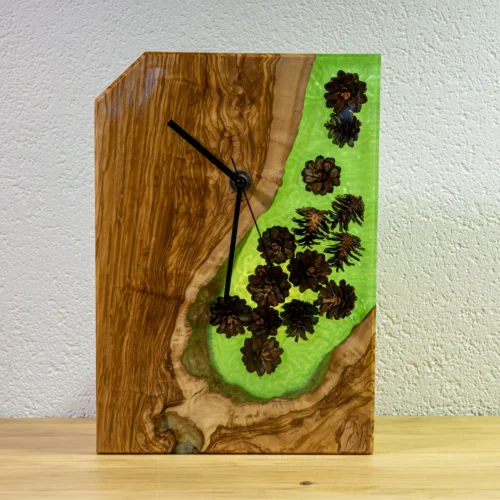 Orologio in legno resina con pigne